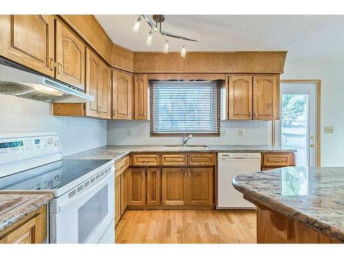 2810 Catalina Boulevard Ne, Calgary, AB - Indoor Photo Showing Kitchen