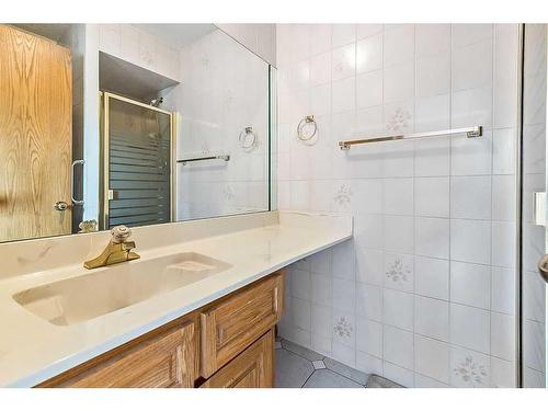 2810 Catalina Boulevard Ne, Calgary, AB - Indoor Photo Showing Bathroom