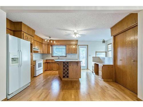 2810 Catalina Boulevard Ne, Calgary, AB - Indoor Photo Showing Kitchen