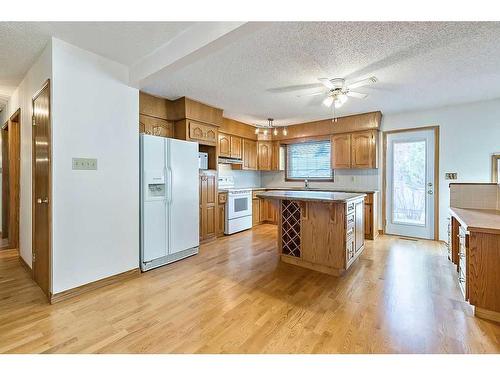 2810 Catalina Boulevard Ne, Calgary, AB - Indoor Photo Showing Kitchen