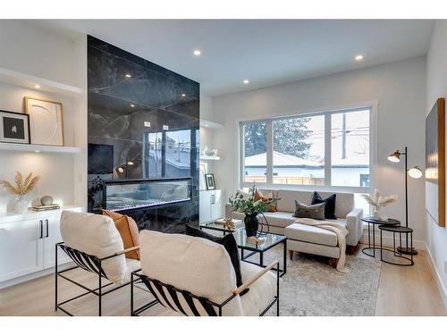 1420 41 Street Sw, Calgary, AB - Indoor Photo Showing Living Room