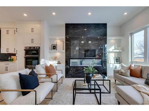 1420 41 Street Sw, Calgary, AB - Indoor Photo Showing Living Room