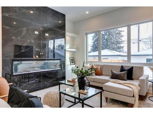 1420 41 Street Sw, Calgary, AB - Indoor Photo Showing Living Room