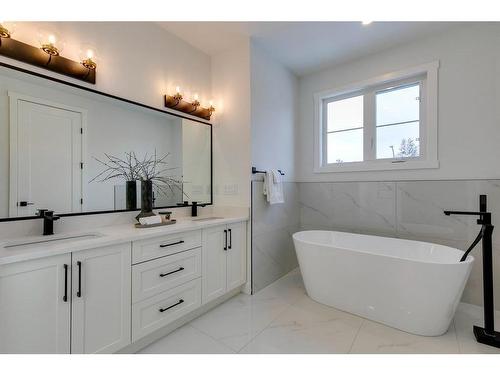 1420 41 Street Sw, Calgary, AB - Indoor Photo Showing Bathroom