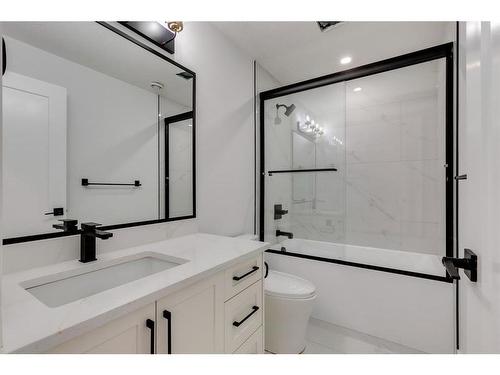 1420 41 Street Sw, Calgary, AB - Indoor Photo Showing Bathroom