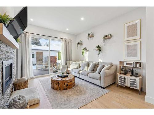 2621 34 Street Sw, Calgary, AB - Indoor Photo Showing Living Room With Fireplace