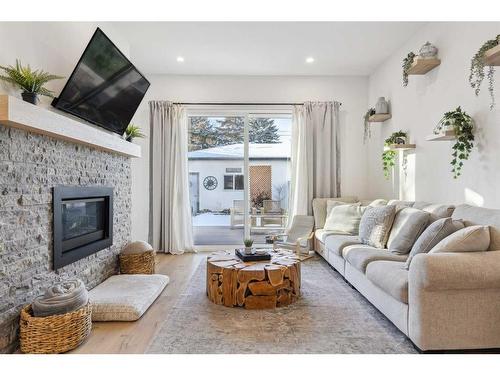 2621 34 Street Sw, Calgary, AB - Indoor Photo Showing Living Room With Fireplace