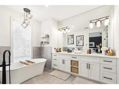 2621 34 Street Sw, Calgary, AB - Indoor Photo Showing Bathroom