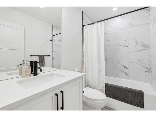 2621 34 Street Sw, Calgary, AB - Indoor Photo Showing Bathroom