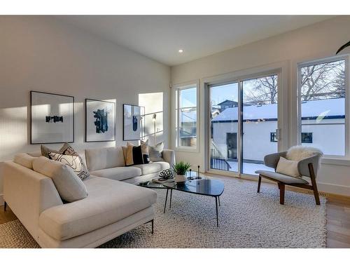 1635 Bowness Road Nw, Calgary, AB - Indoor Photo Showing Living Room