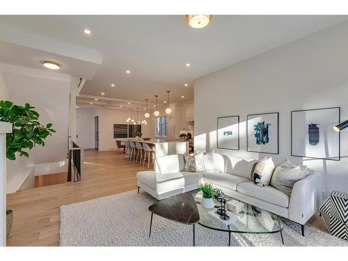 1635 Bowness Road Nw, Calgary, AB - Indoor Photo Showing Living Room