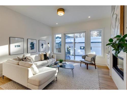 1635 Bowness Road Nw, Calgary, AB - Indoor Photo Showing Living Room