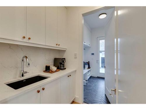 1635 Bowness Road Nw, Calgary, AB - Indoor Photo Showing Kitchen