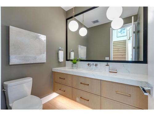 1635 Bowness Road Nw, Calgary, AB - Indoor Photo Showing Bathroom