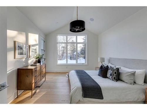 1635 Bowness Road Nw, Calgary, AB - Indoor Photo Showing Bedroom