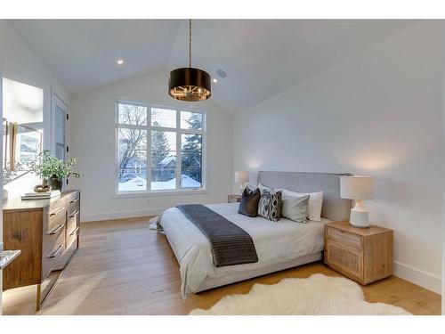 1635 Bowness Road Nw, Calgary, AB - Indoor Photo Showing Bedroom