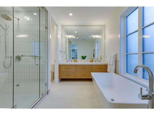 1635 Bowness Road Nw, Calgary, AB - Indoor Photo Showing Bathroom