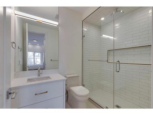 1635 Bowness Road Nw, Calgary, AB - Indoor Photo Showing Bathroom