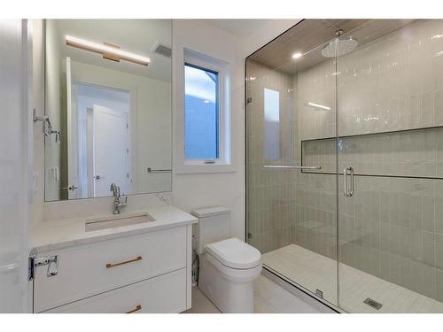 1635 Bowness Road Nw, Calgary, AB - Indoor Photo Showing Bathroom