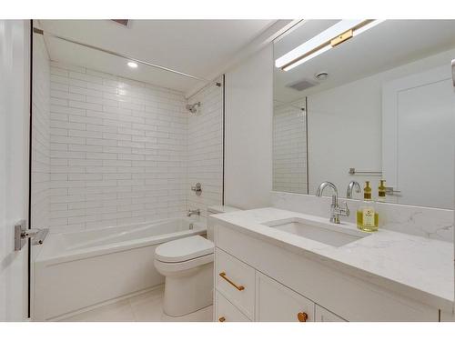 1635 Bowness Road Nw, Calgary, AB - Indoor Photo Showing Bathroom