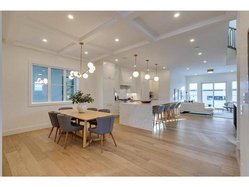 1635 Bowness Road Nw, Calgary, AB - Indoor Photo Showing Dining Room