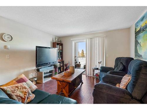 2217-6224 17 Avenue Se, Calgary, AB - Indoor Photo Showing Living Room