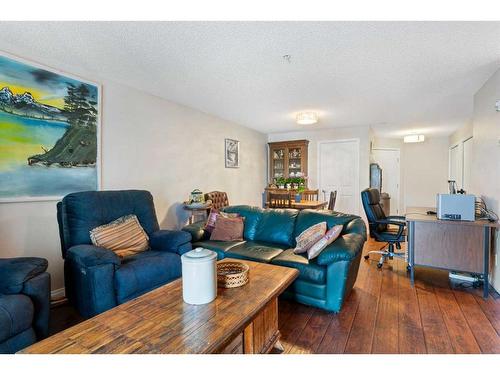 2217-6224 17 Avenue Se, Calgary, AB - Indoor Photo Showing Living Room