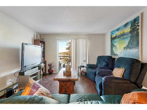 2217-6224 17 Avenue Se, Calgary, AB - Indoor Photo Showing Living Room