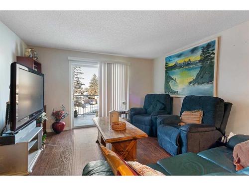 2217-6224 17 Avenue Se, Calgary, AB - Indoor Photo Showing Living Room