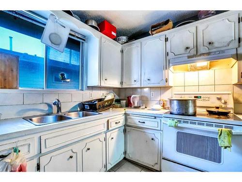 190 Whitefield Drive Ne, Calgary, AB - Indoor Photo Showing Kitchen With Double Sink