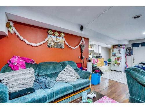 190 Whitefield Drive Ne, Calgary, AB - Indoor Photo Showing Living Room