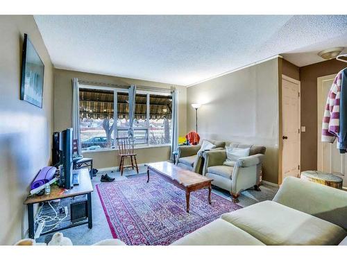 190 Whitefield Drive Ne, Calgary, AB - Indoor Photo Showing Living Room