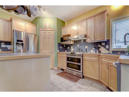 304 Oakmere Way, Chestermere, AB - Indoor Photo Showing Kitchen