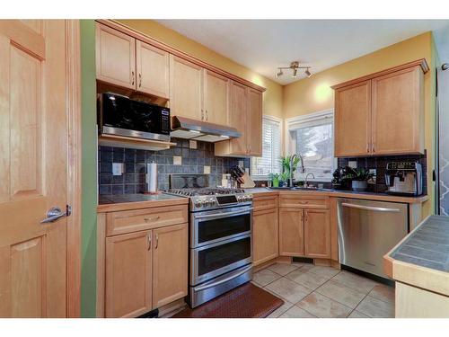 304 Oakmere Way, Chestermere, AB - Indoor Photo Showing Kitchen