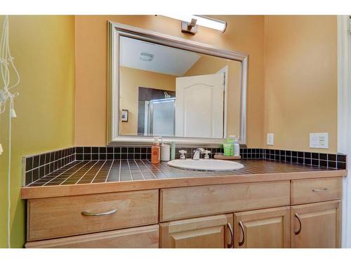 304 Oakmere Way, Chestermere, AB - Indoor Photo Showing Bathroom