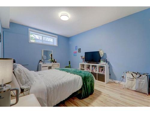 304 Oakmere Way, Chestermere, AB - Indoor Photo Showing Bedroom