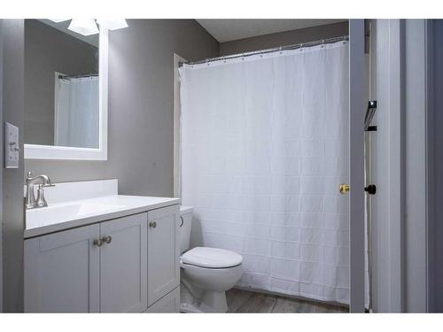 27 Somervale Park Sw, Calgary, AB - Indoor Photo Showing Bathroom