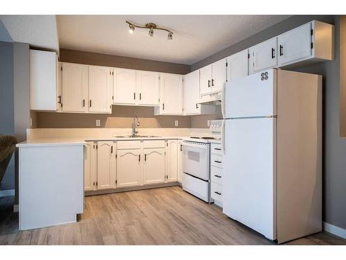 27 Somervale Park Sw, Calgary, AB - Indoor Photo Showing Kitchen