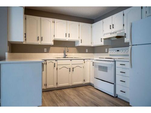 27 Somervale Park Sw, Calgary, AB - Indoor Photo Showing Kitchen