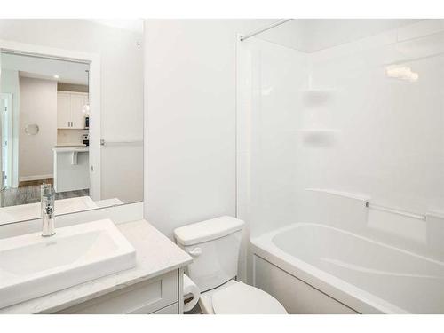 421-40 Walgrove Se, Calgary, AB - Indoor Photo Showing Bathroom