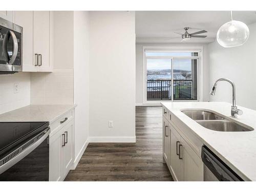 421-40 Walgrove Se, Calgary, AB - Indoor Photo Showing Kitchen With Double Sink With Upgraded Kitchen