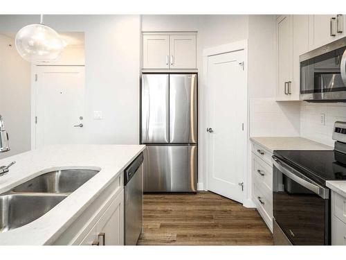 421-40 Walgrove Se, Calgary, AB - Indoor Photo Showing Kitchen With Stainless Steel Kitchen With Double Sink