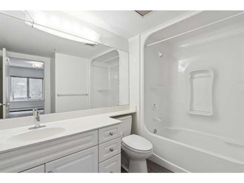 110-114 15 Avenue Sw, Calgary, AB - Indoor Photo Showing Bathroom