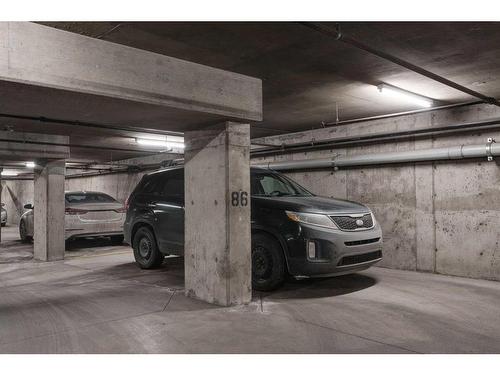 110-114 15 Avenue Sw, Calgary, AB - Indoor Photo Showing Garage