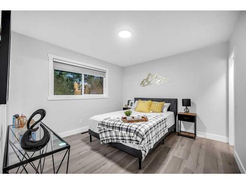 310 Wascana Crescent Se, Calgary, AB - Indoor Photo Showing Bedroom