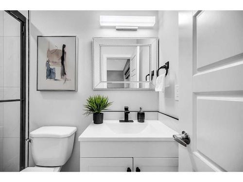 310 Wascana Crescent Se, Calgary, AB - Indoor Photo Showing Bathroom