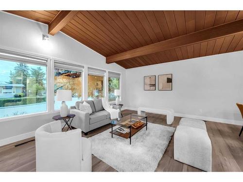 310 Wascana Crescent Se, Calgary, AB - Indoor Photo Showing Living Room