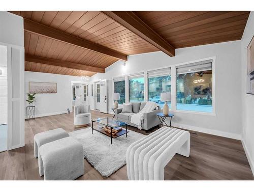 310 Wascana Crescent Se, Calgary, AB - Indoor Photo Showing Living Room