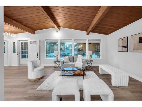 310 Wascana Crescent Se, Calgary, AB - Indoor Photo Showing Living Room