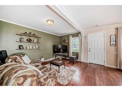 134 2 Street West, Cremona, AB - Indoor Photo Showing Living Room